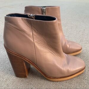𝅺Solsana nude leather ankle boot
